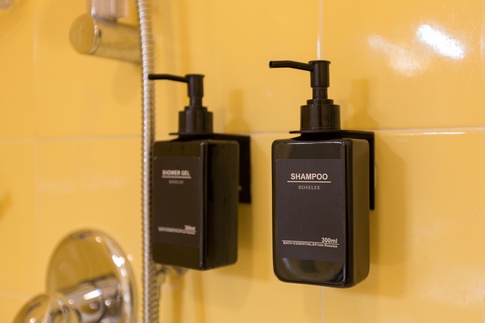 Bagno in stile moderno di 5 di Lorenzo Rossi Architetto
