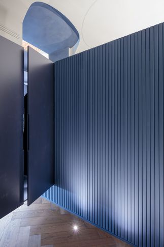 Ingresso in stile contemporaneo di 2 di Castelli Sasso architetti