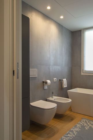 Bagno in stile moderno di 6 di Silvia Aquilani . Design studio