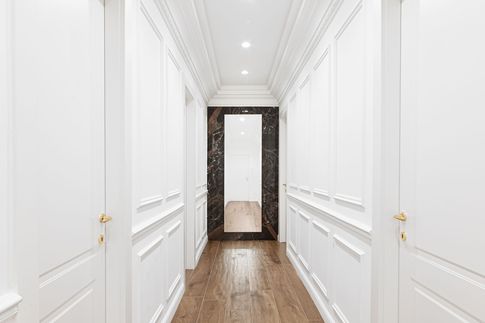 Corridoio in stile classico di 10 di Salvatore Sito Interior Designer