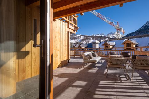 Terrazza in stile moderno di 15 di Design Alpino