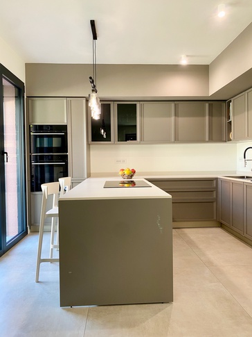 Open Space in stile moderno di 35 di SuMisura Architetti
