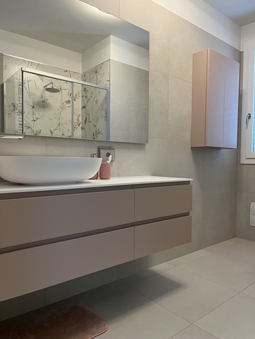 Bagno in stile contemporaneo di 6 di BF interni