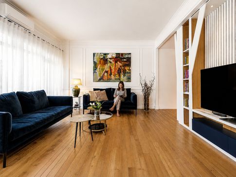 Soggiorno in stile classico di 45 di Equus Architects