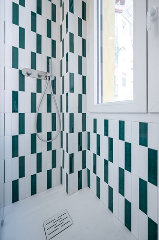 Bagno in stile contemporaneo di 9 di Colab Design