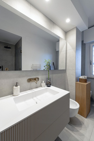 Bagno in stile contemporaneo di 4 di Zelda de Ruvo Architetto
