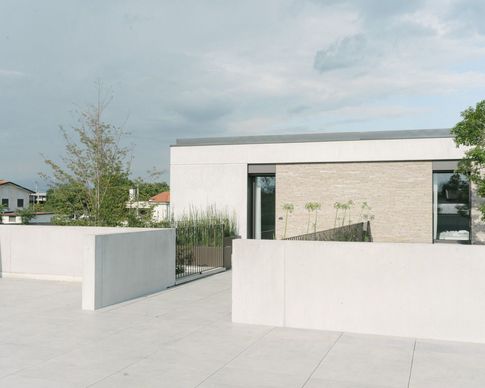 Terrazza in stile minimal di 50 di Didonè Comacchio Architects