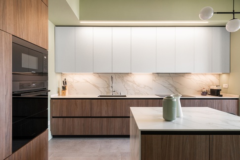 Cucina in stile contemporaneo di 30 di Arch. Luca Caprioli Cucina in stile contemporaneo di 30 di Arch. Luca Caprioli