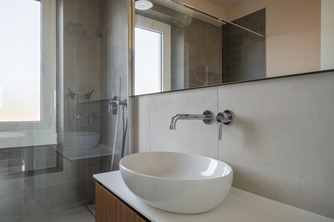 Bagno in stile moderno di 5 di studioaria