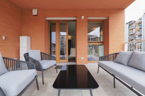 Terrazza in stile moderno di 10 di Desearq studio - architettura e interior design