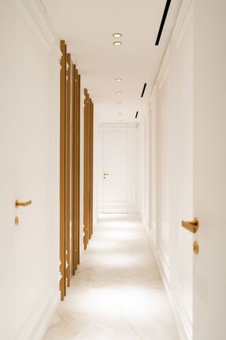 Corridoio in stile contemporaneo di 10 di Salvatore Sito Interior Designer