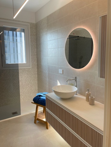 Bagno in stile contemporaneo di 10 di Renderincanto