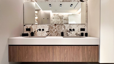 Bagno in stile contemporaneo di 7 di Studio Gaetano Riccardelli