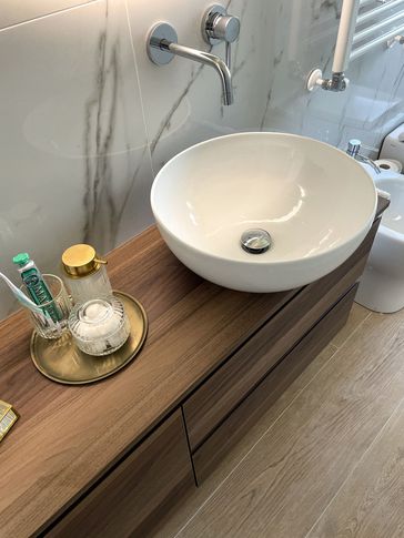 Bagno in stile contemporaneo di 4 di Silvia Aquilani . Design studio