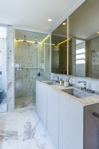 Bagno in stile moderno di 8 di Guzlive