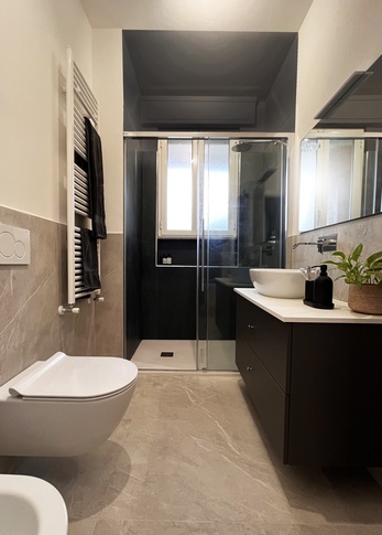 Bagno in stile contemporaneo di 5 di Linea Architettura Design Interior