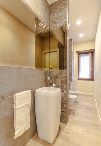 Bagno in stile moderno di 6 di Domus Dreams