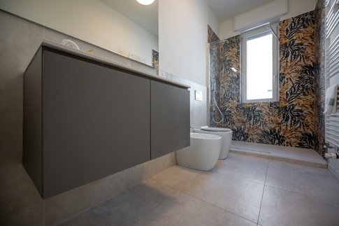 Bagno in stile moderno di 7 di Colab Design