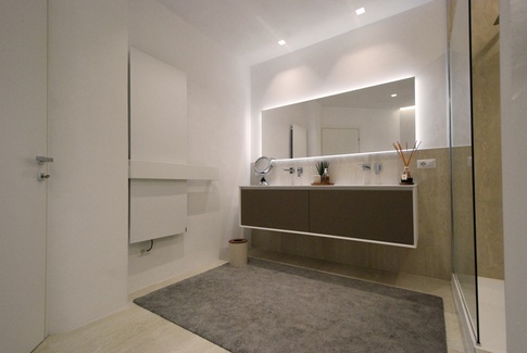 Bagno in stile moderno di 15 di Enzo Razzano Architettura