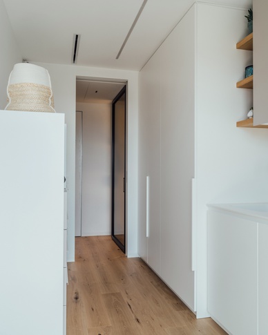 Lavanderia in stile contemporaneo di 8 di Francesco Cardano Interior Designer