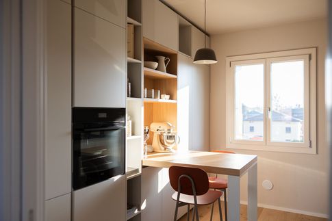 Cucina in stile moderno di 12 di Enzo Razzano Architettura