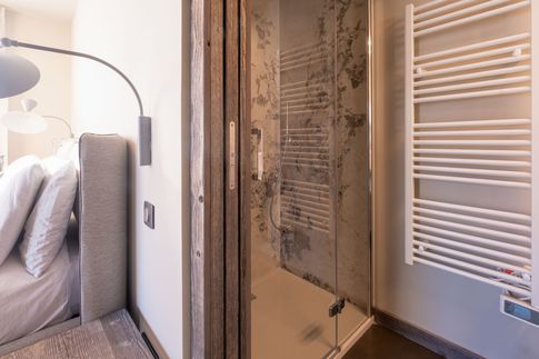 Bagno in stile moderno di 2 di Design Alpino