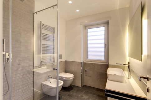 Bagno in stile contemporaneo di 5 di MOB Architects