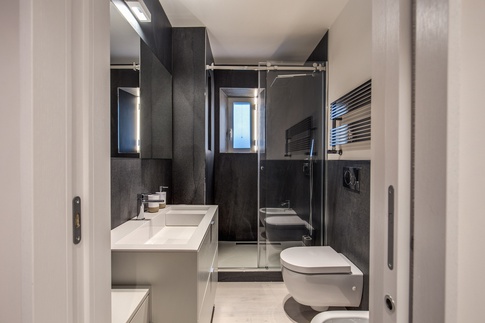 Bagno in stile contemporaneo di 4 di MOB Architects