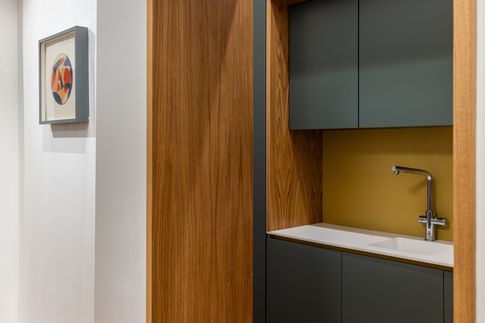 Cucina in stile contemporaneo di 5 di Archifacturing - Sara Cimarelli & Giorgio Opolka