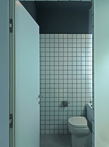 Bagno di Servizio in stile eclettico di 2 di RAG Architettura di Giuseppe Raimondo Architetto
