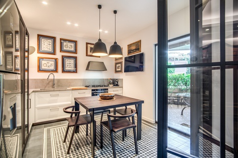 Cucina in stile contemporaneo di 15 di MOB Architects