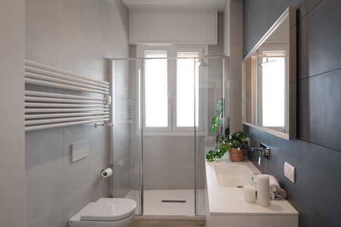 Bagno in stile contemporaneo di 7 di architetto Caterina Martini Bagno in stile contemporaneo di 7 di architetto Caterina Martini