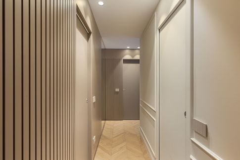 Corridoio in stile moderno di 8 di Studio Zanobini