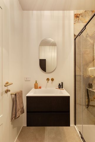 Bagno in stile minimal di 4 di Sofia Carta Studio Bagno in stile minimal di 4 di Sofia Carta Studio