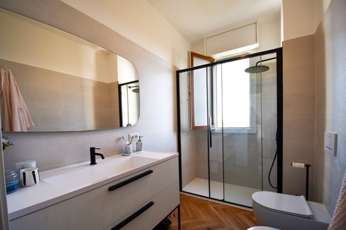 Bagno in stile moderno di 5 di Enzo Razzano Architettura