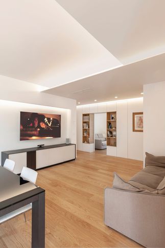 Soggiorno in stile minimal di 30 di Pucciarelli Architetti