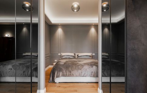 Camera da Letto in stile glamour di 18 di Equus Architects
