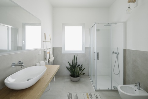 Bagno in stile contemporaneo di 7 di S’arch.