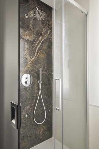 Bagno di Servizio in stile moderno di 8 di Chantal Forzatti architetto