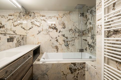 Bagno in stile moderno di 6 di Design Alpino