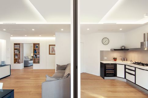 Soggiorno in stile minimal di 30 di Pucciarelli Architetti