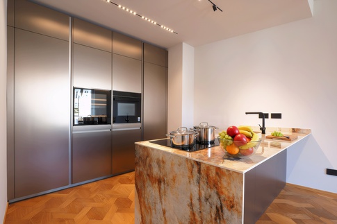 Cucina in stile contemporaneo di 20 di Desearq studio - architettura e interior design