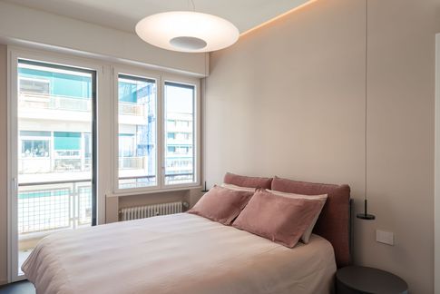 Camera da Letto in stile contemporaneo di 18 di Doppionodo Interior