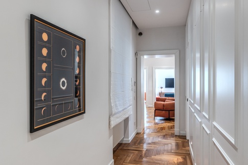 Corridoio in stile contemporaneo di 15 di MOB Architects