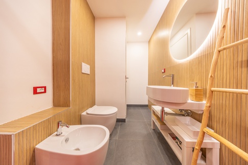 Bagno in stile contemporaneo di 5 di Domus Dreams