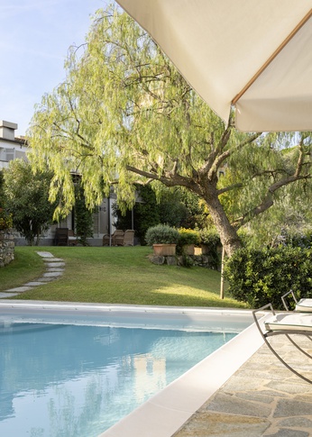 Giardino in stile glamour di 1500 di NOMADE ARCHITETTURA