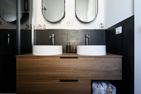 Bagno in stile contemporaneo di 4 di srv.architetti