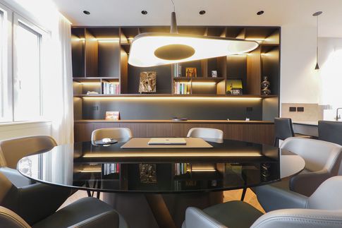 Soggiorno in stile moderno di 25 di Desearq studio - architettura e interior design Soggiorno in stile moderno di 25 di Desearq studio - architettura e interior design