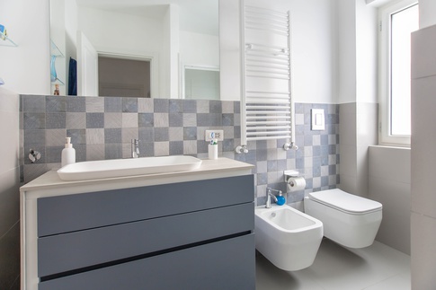 Bagno in stile contemporaneo di 5 di Rossella Fiorillo architetto Bagno in stile contemporaneo di 5 di Rossella Fiorillo architetto