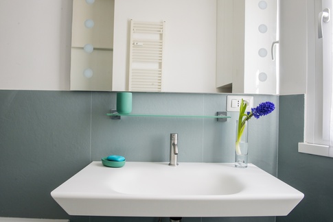 Bagno in stile moderno di 8 di L2 Architettura